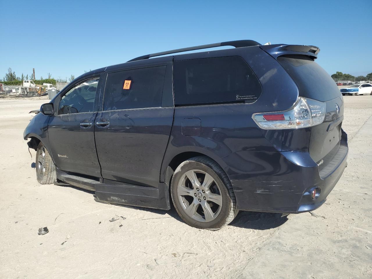 TOYOTA SIENNA SE