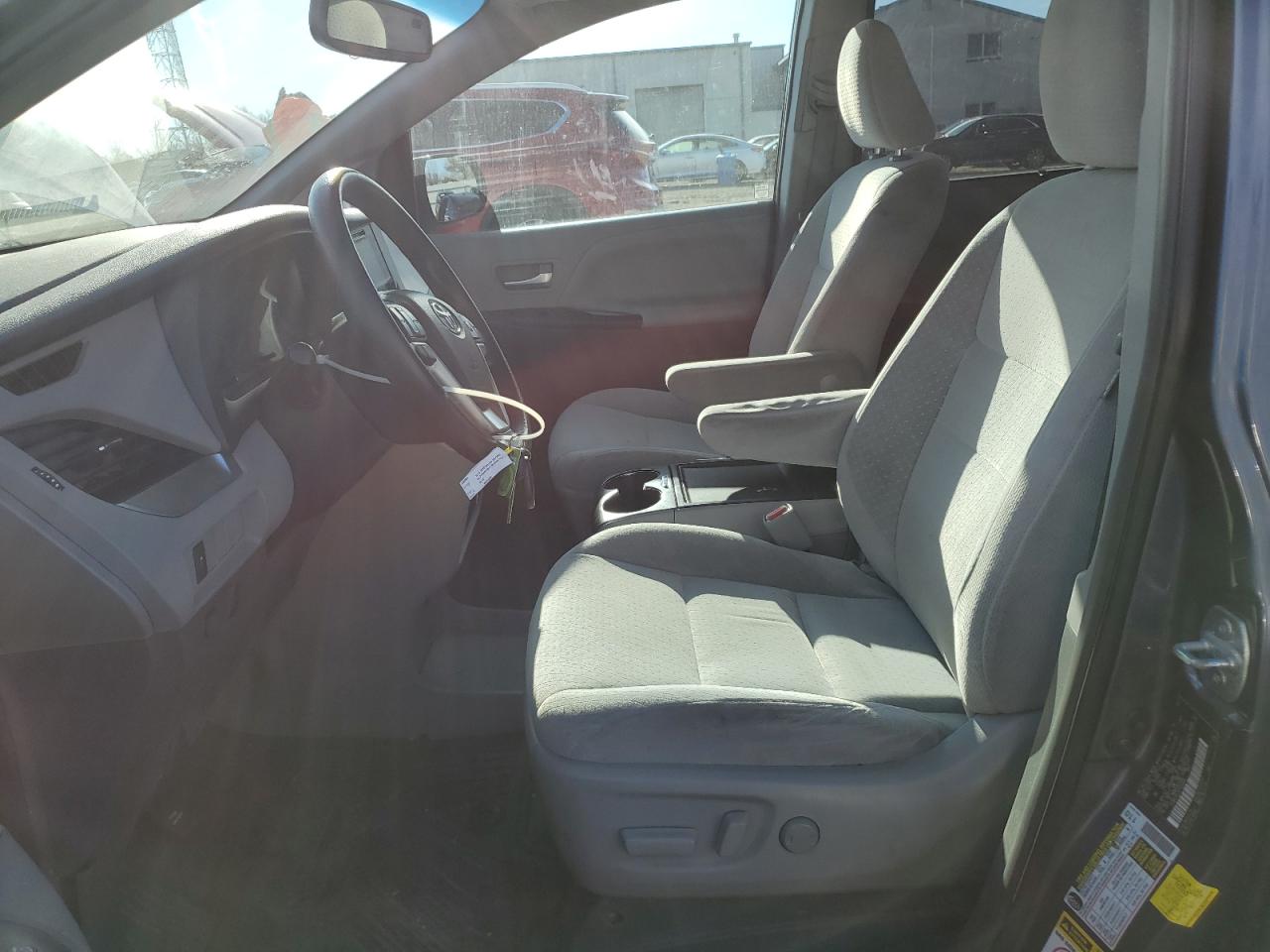 Lot #3298105174 2015 TOYOTA SIENNA LE