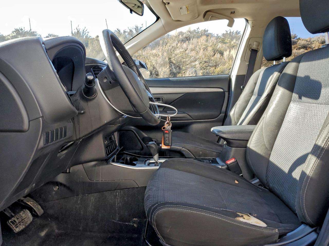 MITSUBISHI OUTLANDER SE