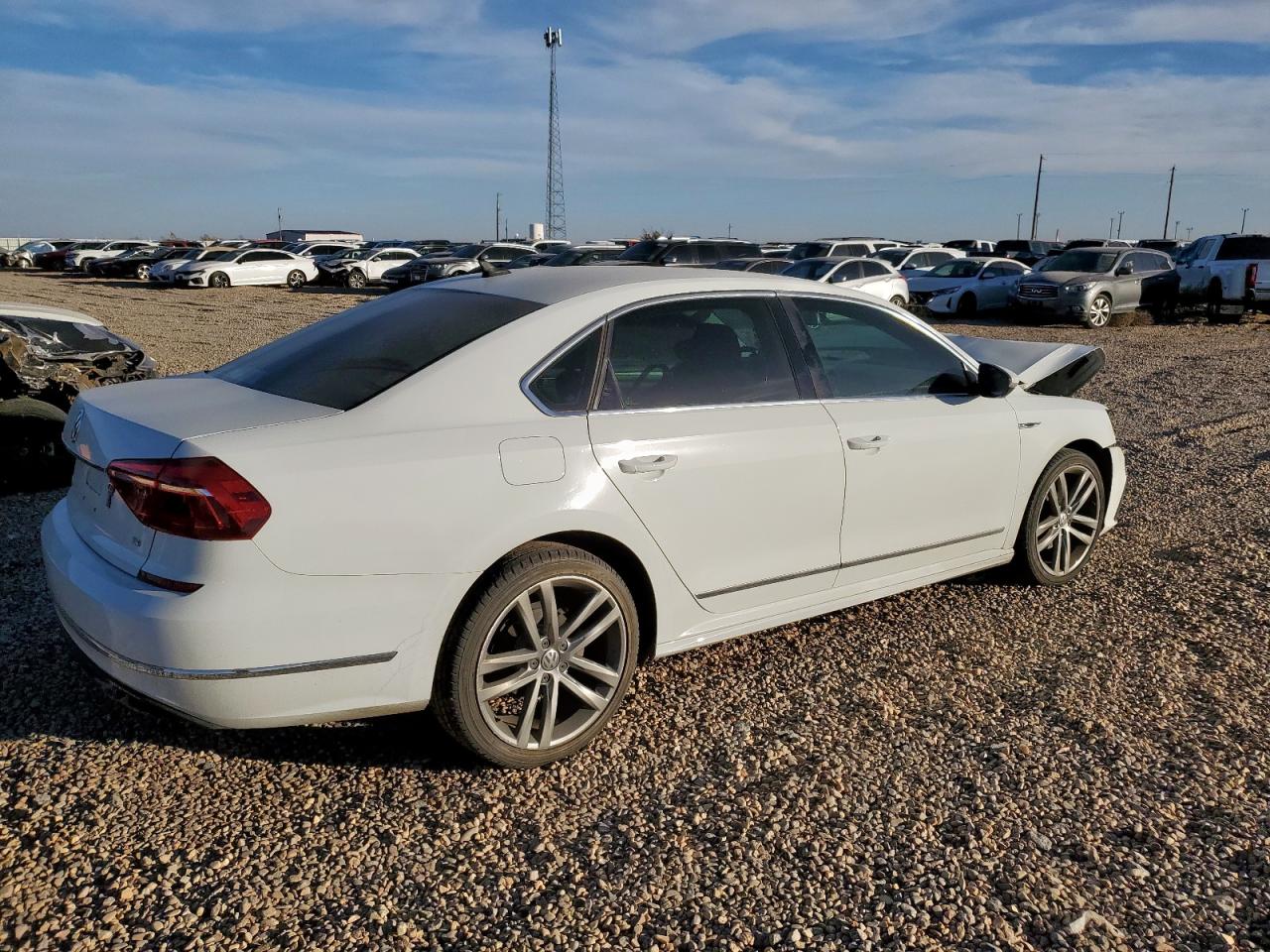 Lot #3302699100 2017 VOLKSWAGEN PASSAT R-L