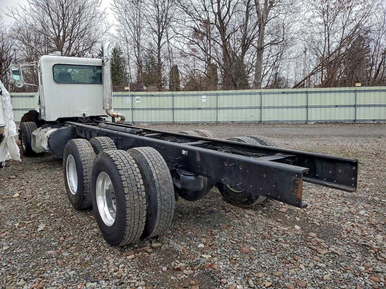 Lot #3294091945 2014 PETERBILT 365