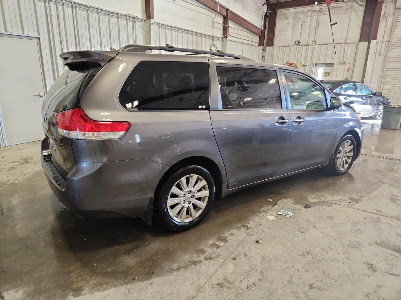 TOYOTA SIENNA XLE