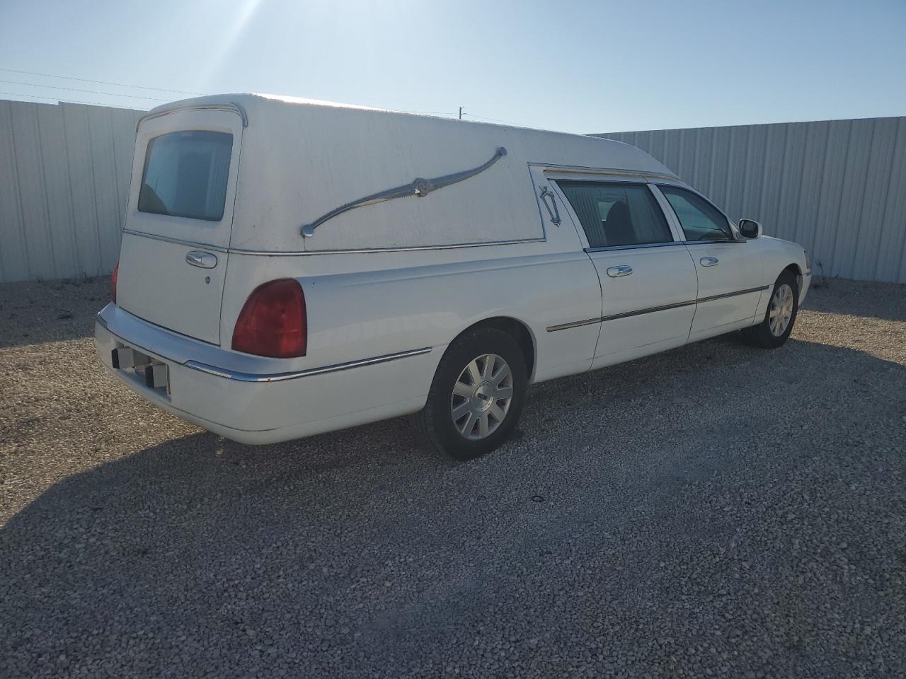 Lot #3297987078 2003 LINCOLN TOWN CAR E