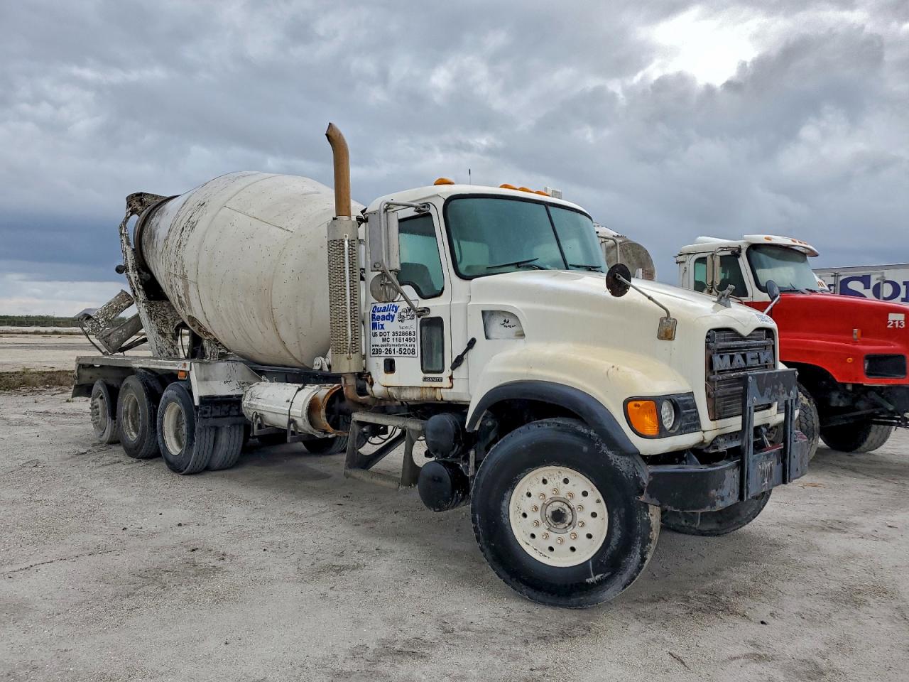 Lot #3302766343 2005 MACK 700 CV700