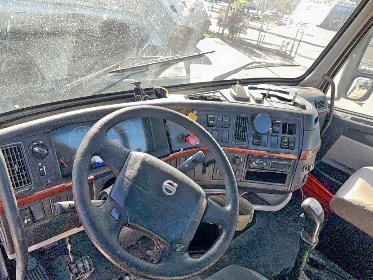 Lot #3290026270 2006 VOLVO VN VNL