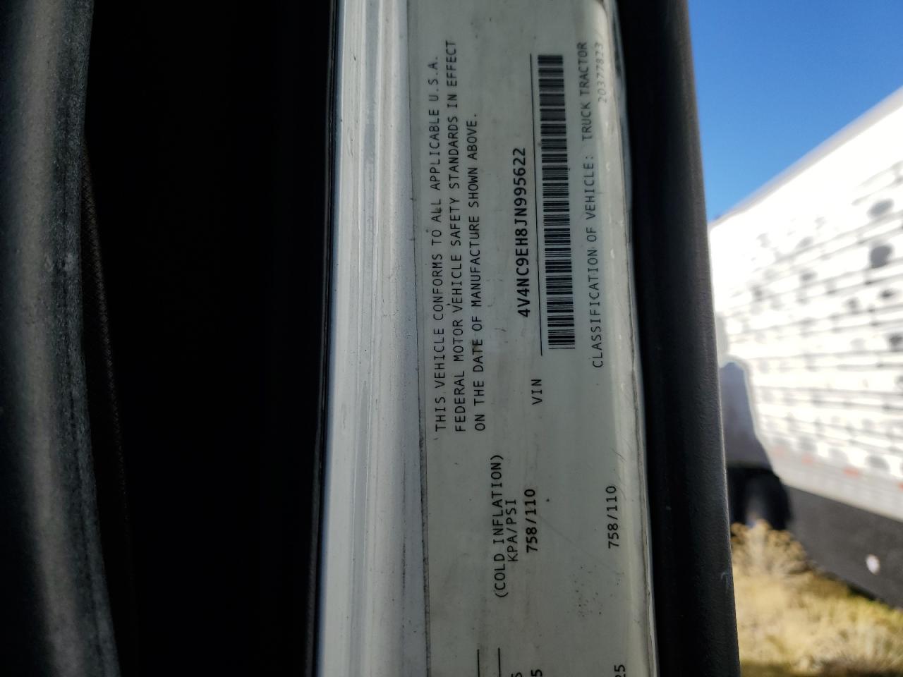 Lot #3286923219 2018 VOLVO VNL