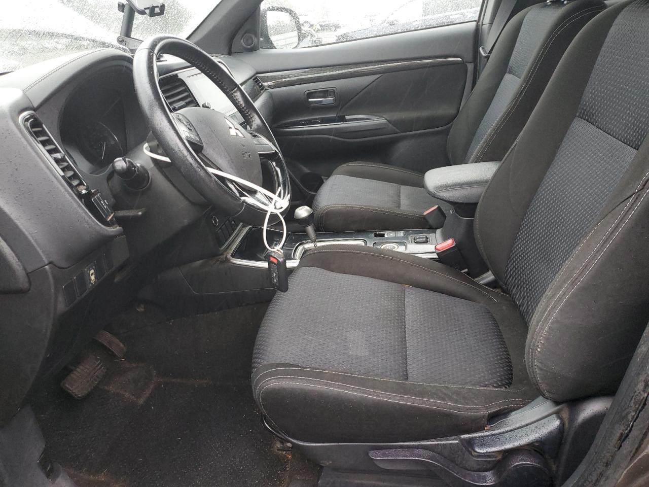 MITSUBISHI OUTLANDER SE