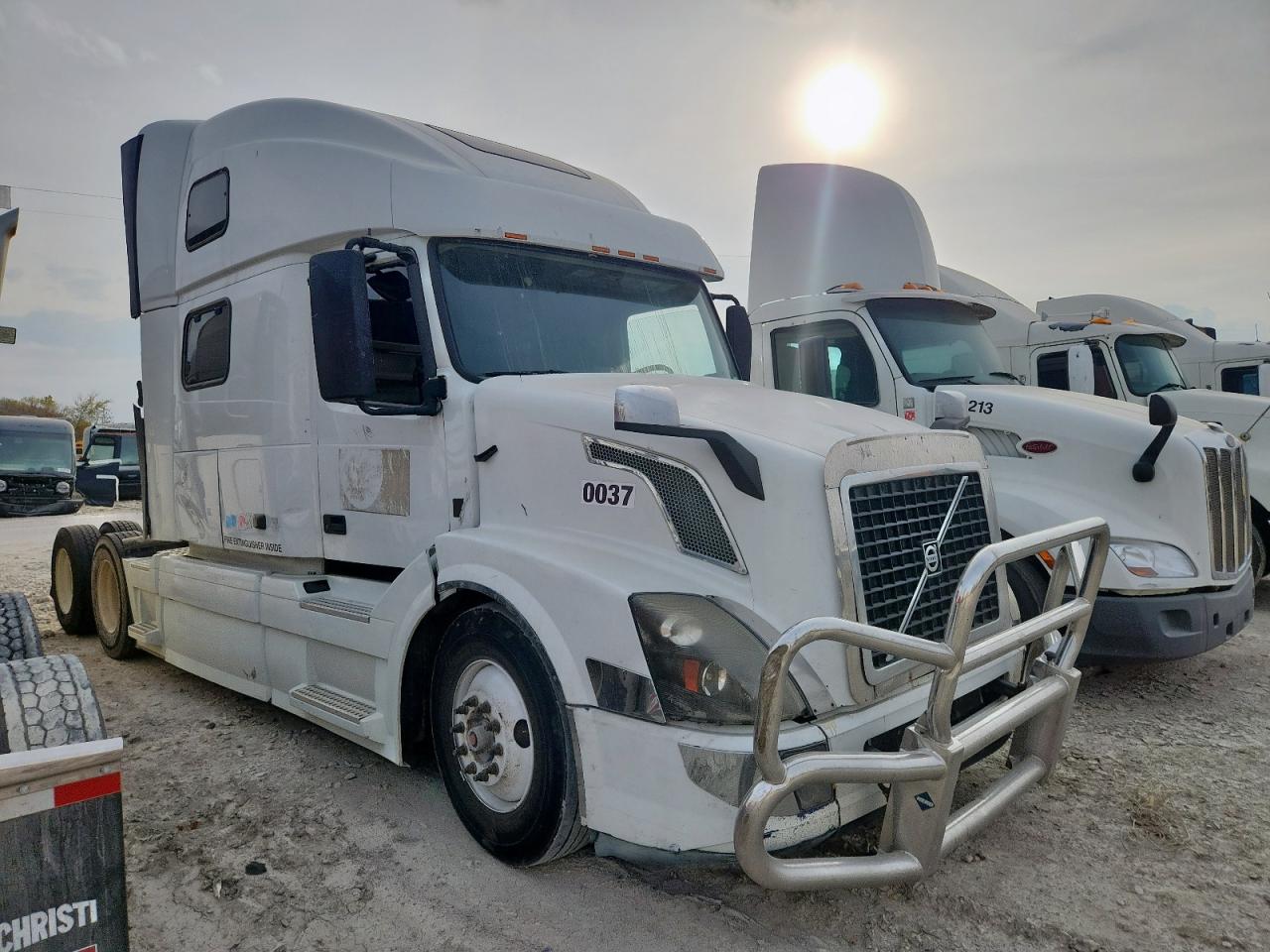 Lot #3303869688 2017 VOLVO VNL