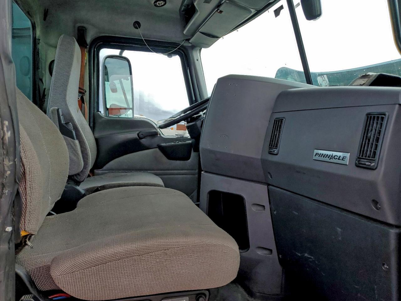 Lot #3302766342 2018 MACK CXU613