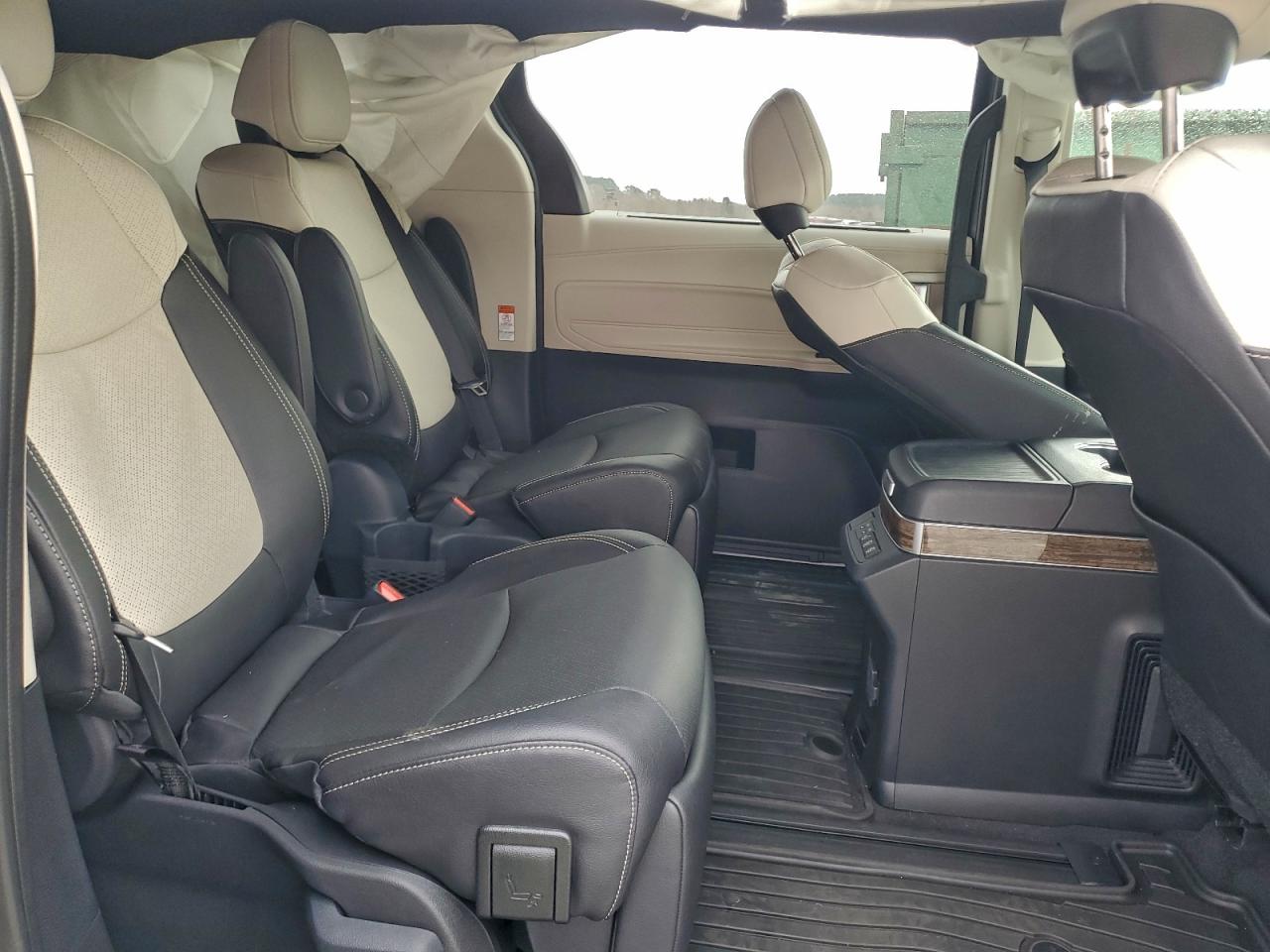 TOYOTA SIENNA LIMITED