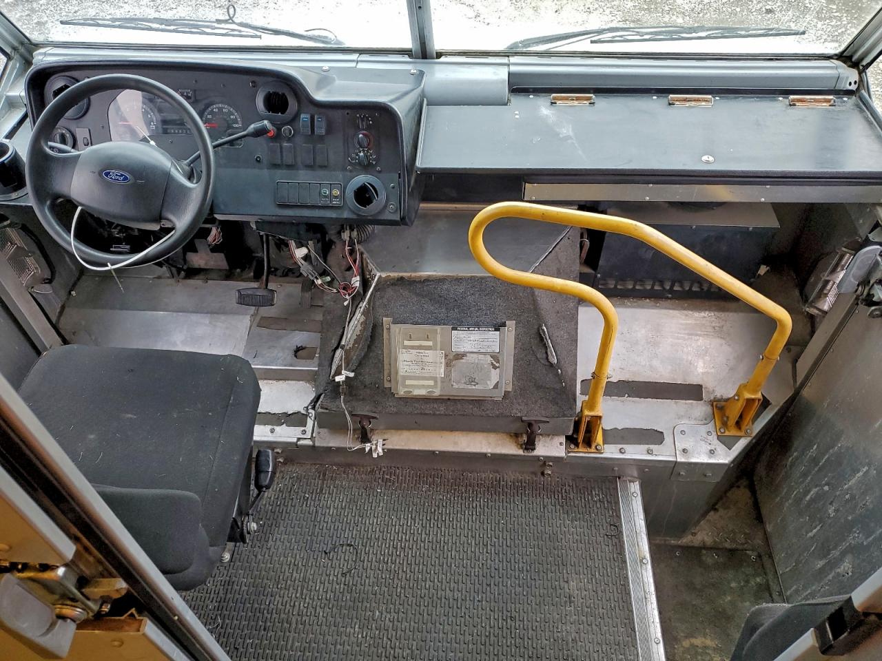 FORD ECONOLINE E450 SUPER DUTY COMMERCIAL STRIPPED CHASSIS