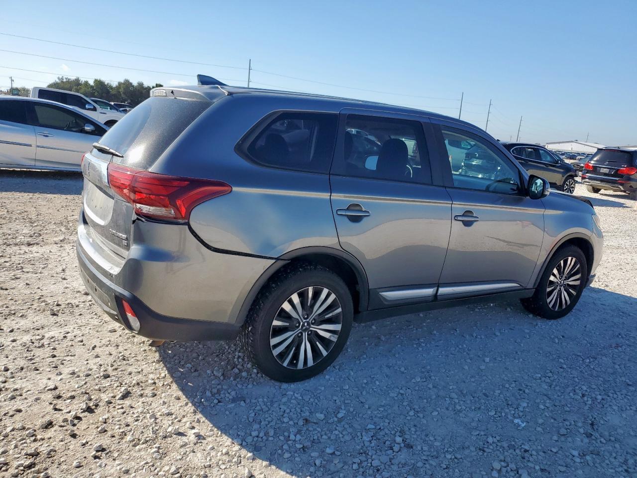 MITSUBISHI OUTLANDER SE