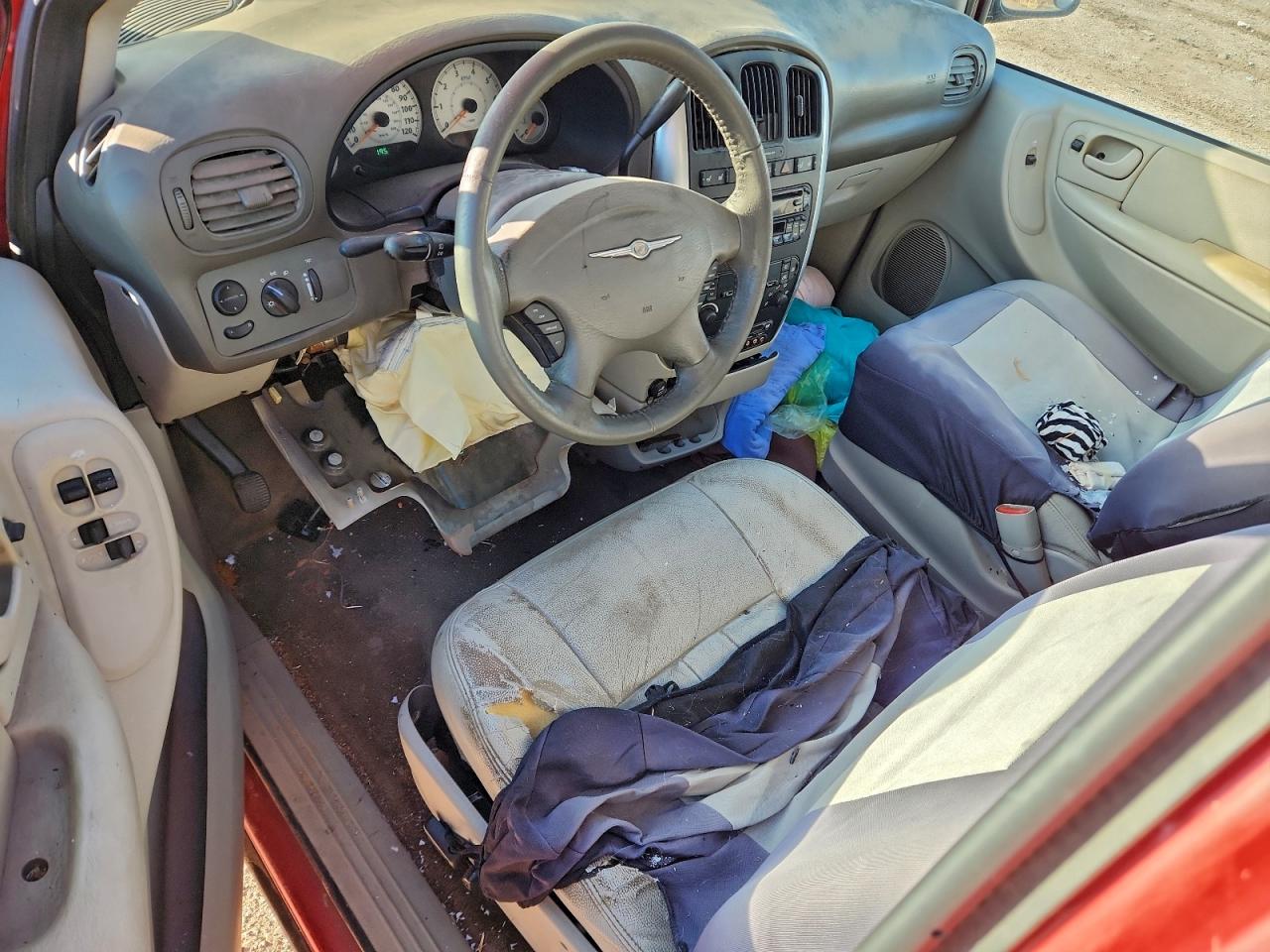 Lot #3302905016 2005 CHRYSLER TOWN & COU