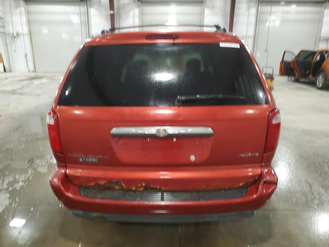 Lot #3298048153 2005 CHRYSLER TOWN & CNT