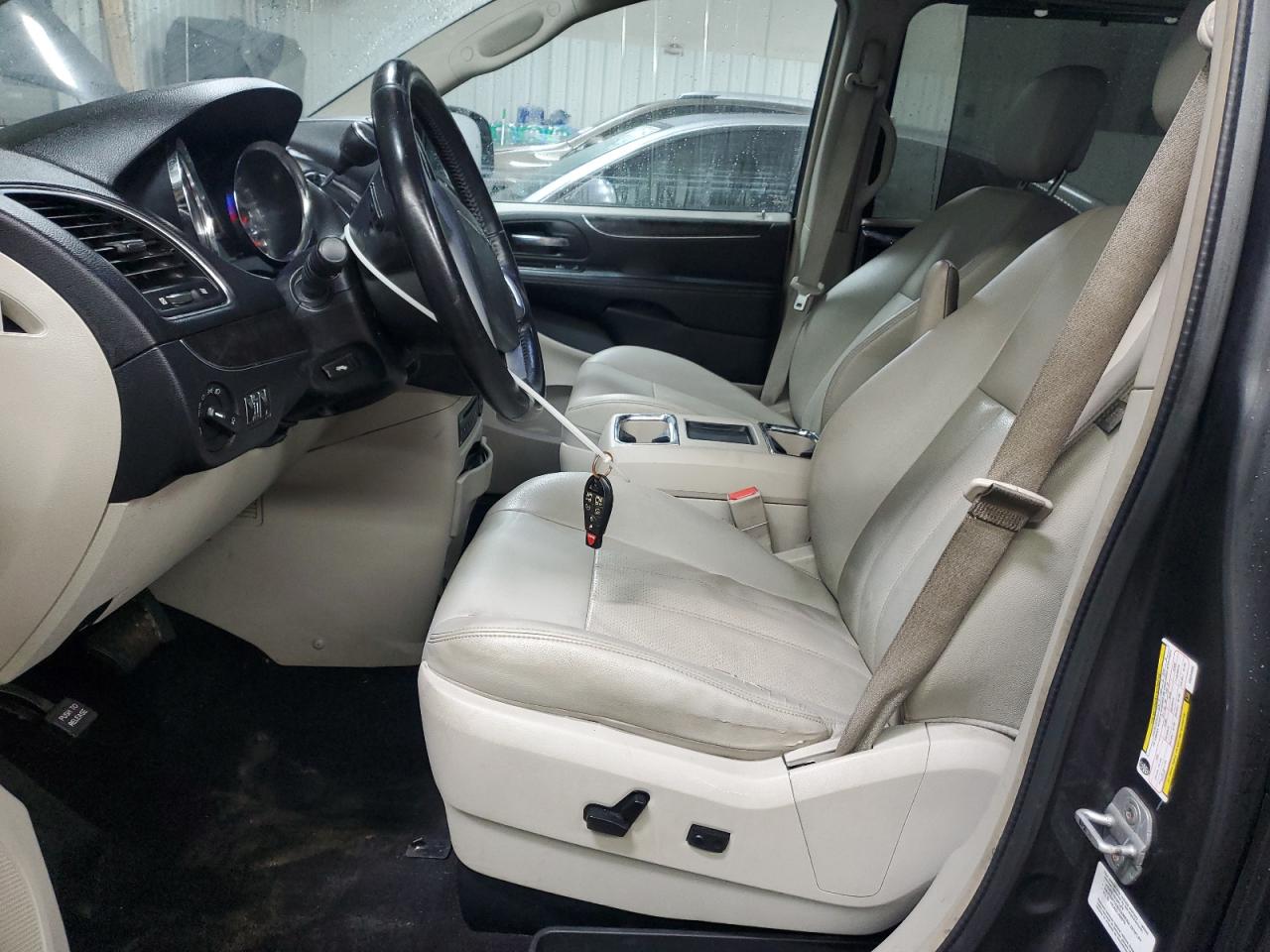 CHRYSLER TOWN & COUNTRY TOURING L