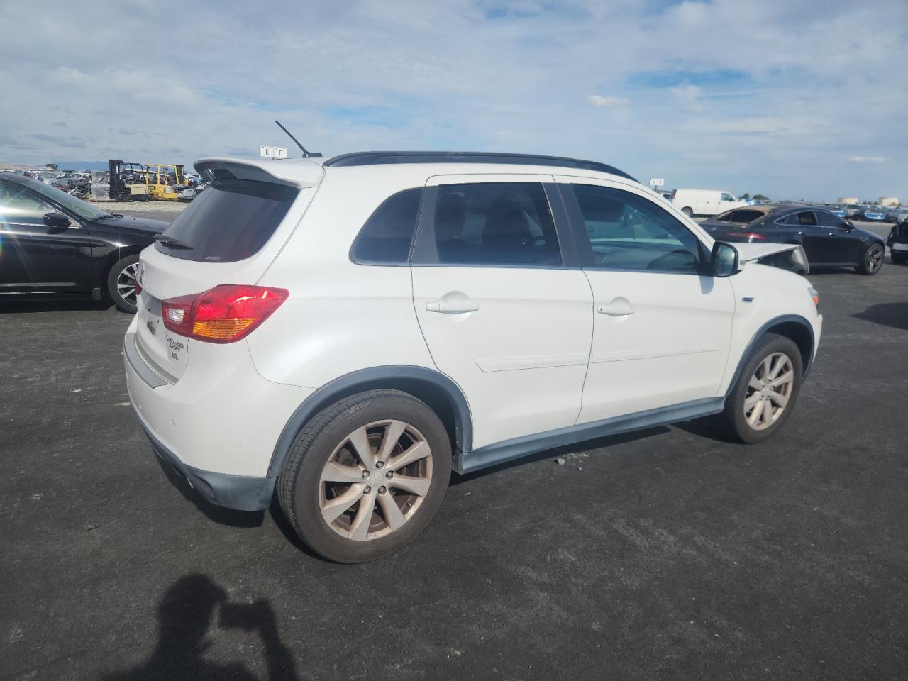 MITSUBISHI OUTLANDER SE