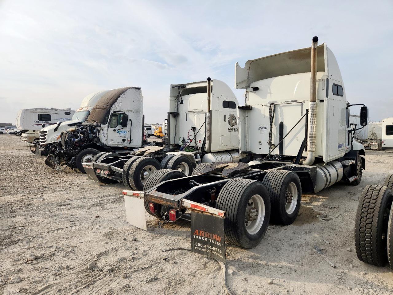 Lot #3296881816 2012 MACK CXU613