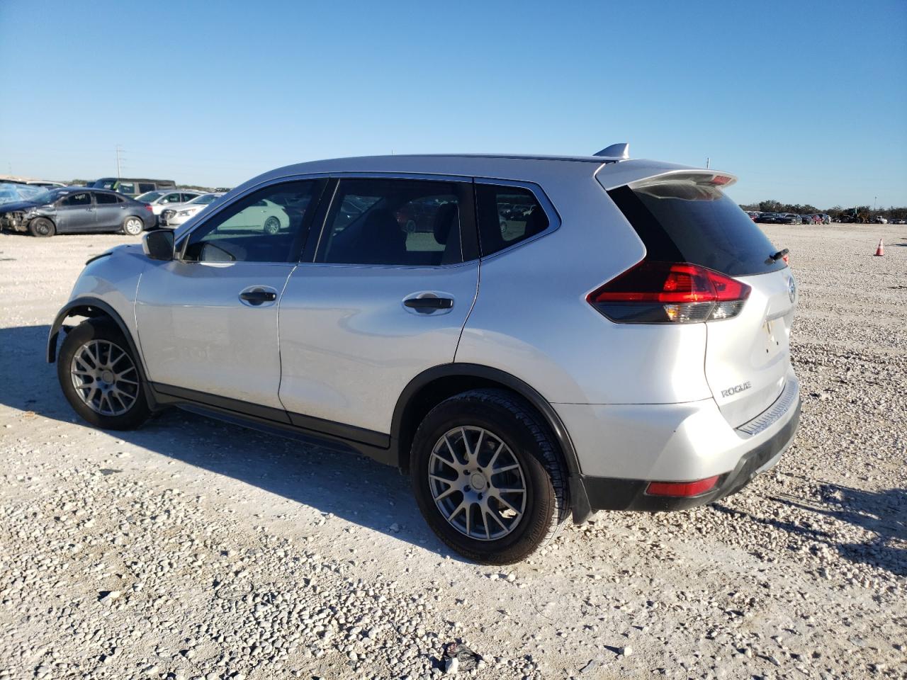 KNMAT2MT5JP555224 NISSAN ROGUE 2018