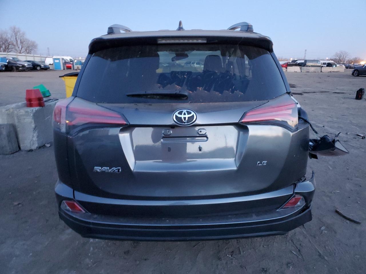 JTMZFREV0JJ739783 2018 Toyota Rav4 Le