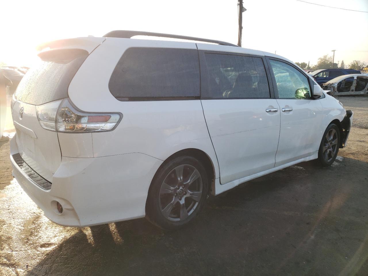5TDXZ3DC8JS929779 TOYOTA SIENNA 2018