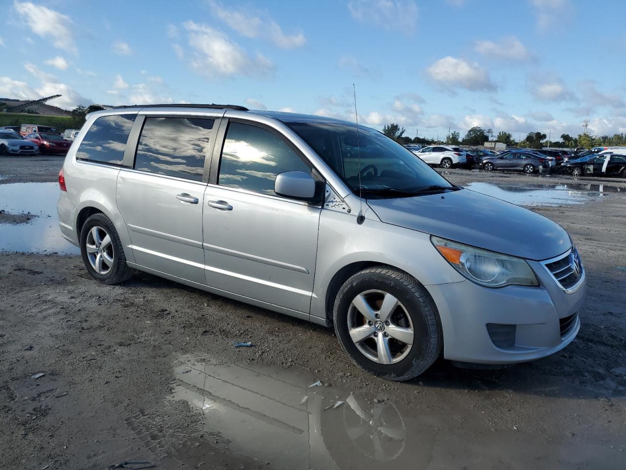 2V4RW5DG9BR658425 2011 Volkswagen Routan Sel