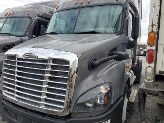 Lot #2339180716 2018 FREIGHTLINER CASCADIA 1 salvage car