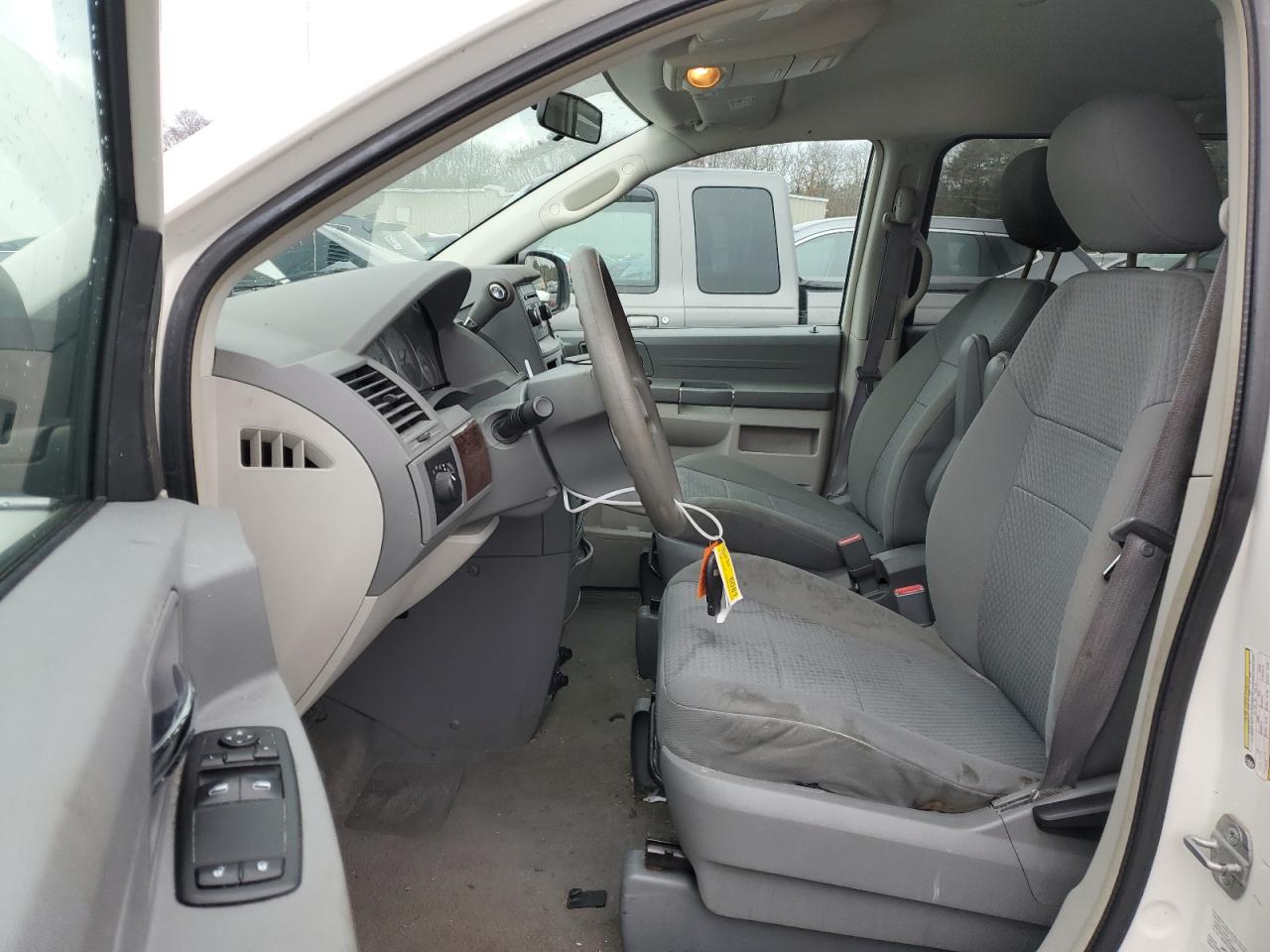 2A4RR4DE2AR150414 2010 Chrysler Town & Country Lx