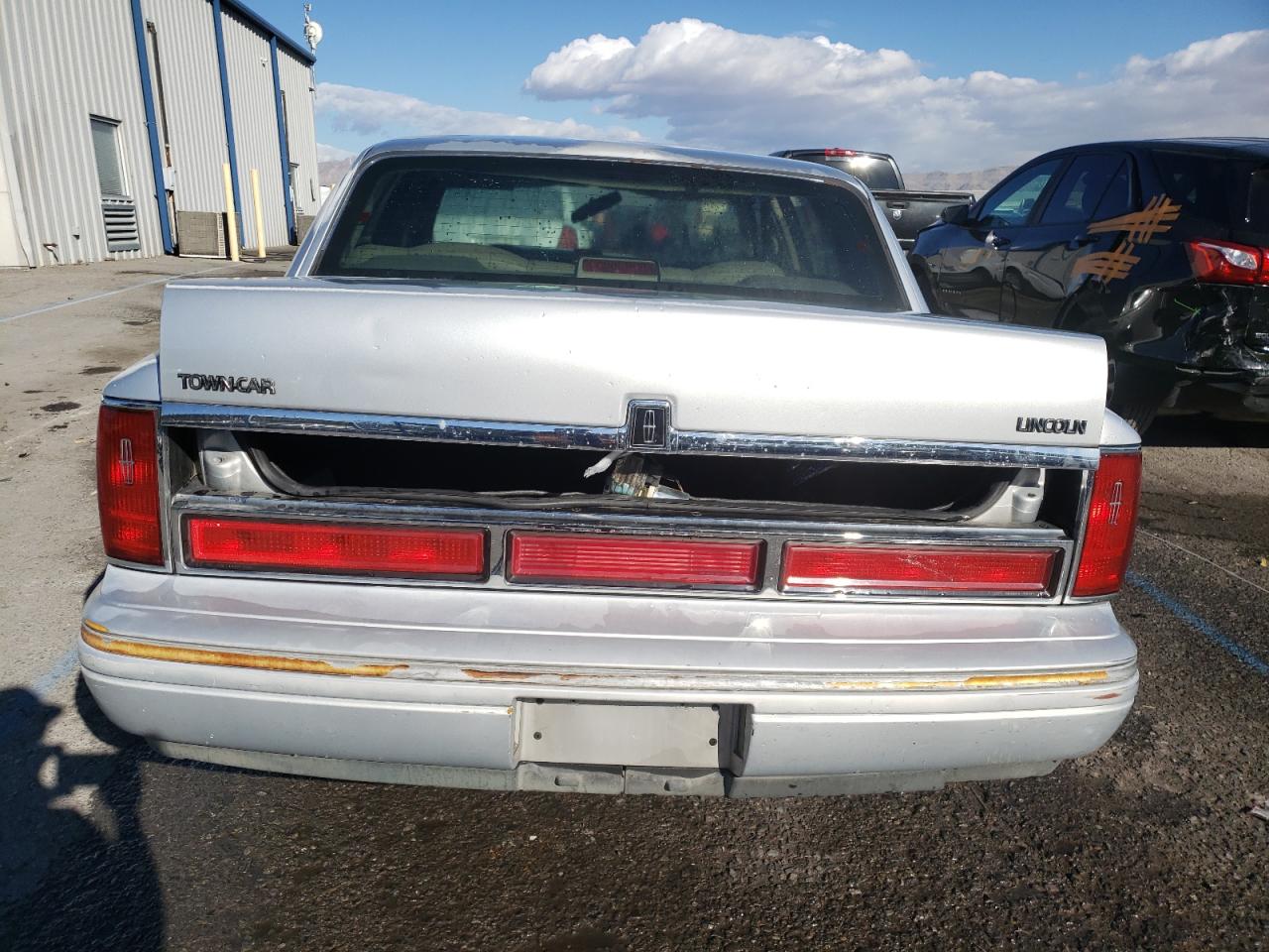 1LNLM82WXTY693100 1996 Lincoln Town Car Signature