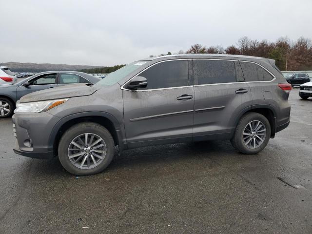 VIN 5TDJZRFH0KS601064 2019 Toyota Highlander, SE no.1