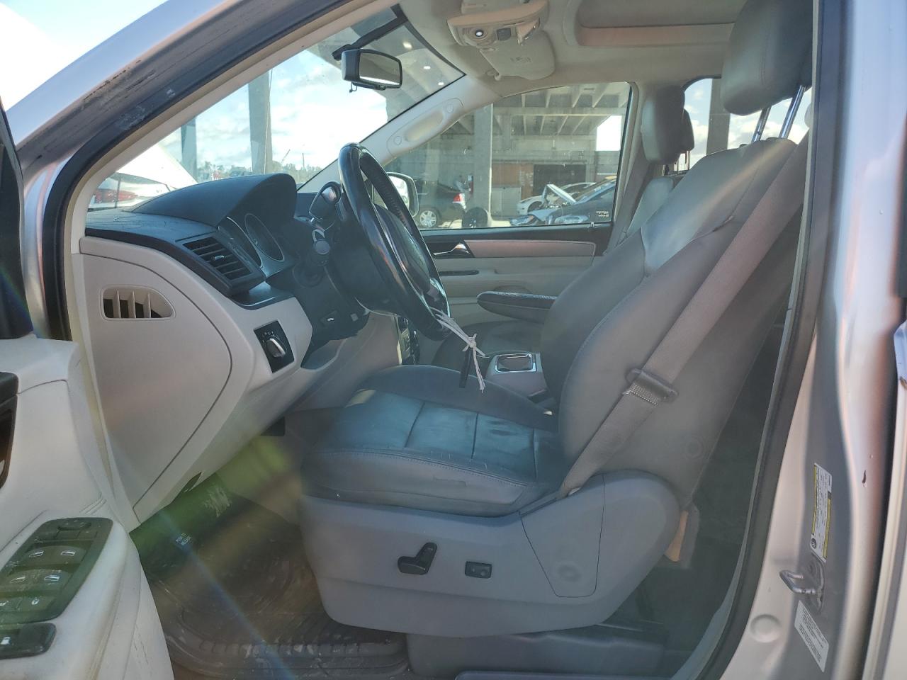 2V4RW5DG9BR658425 2011 Volkswagen Routan Sel