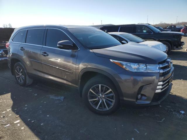 VIN 5TDJZRFH3KS928168 2019 Toyota Highlander, SE no.4