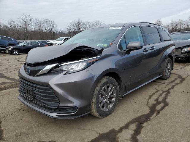 2023 Toyota Sienna LE