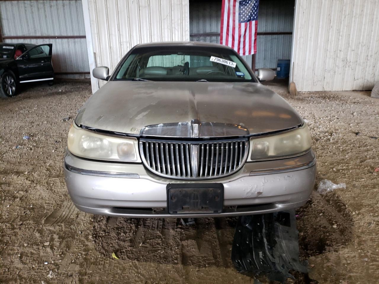 1LNHM81W6XY692927 1999 Lincoln Town Car Executive