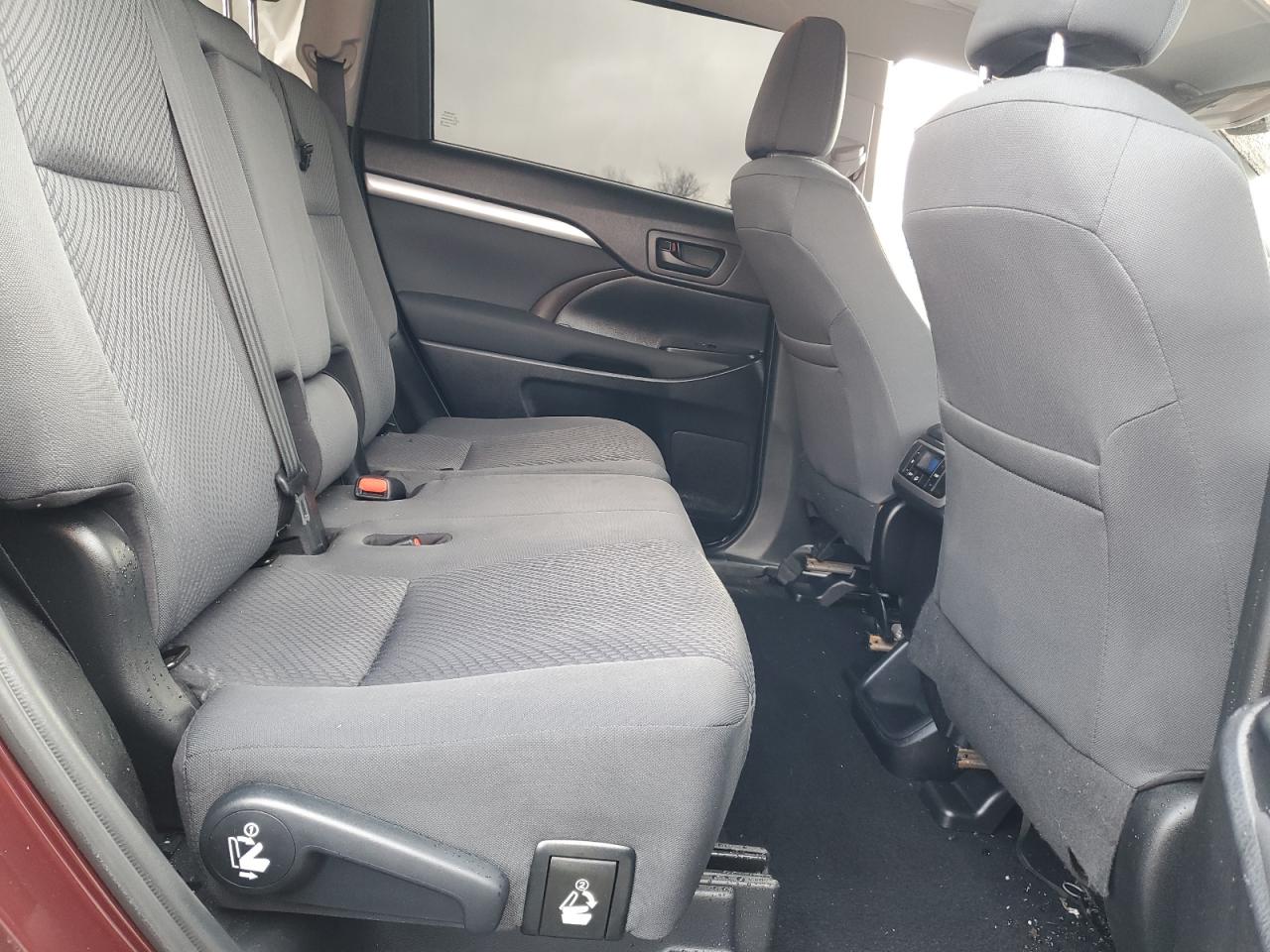 5TDBZRFH7KS979161 2019 Toyota Highlander Le