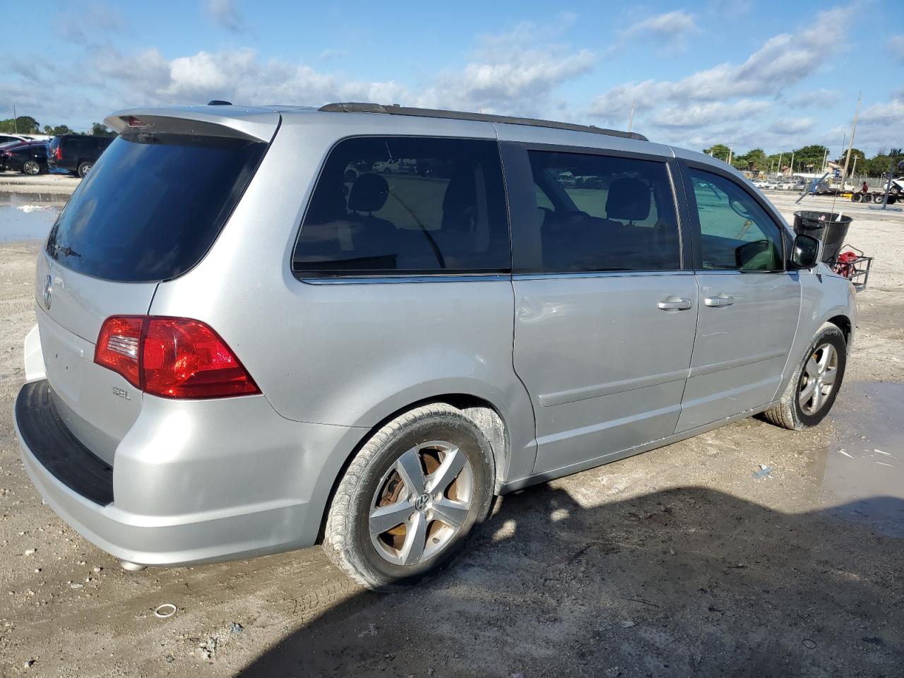 2V4RW5DG9BR658425 2011 Volkswagen Routan Sel