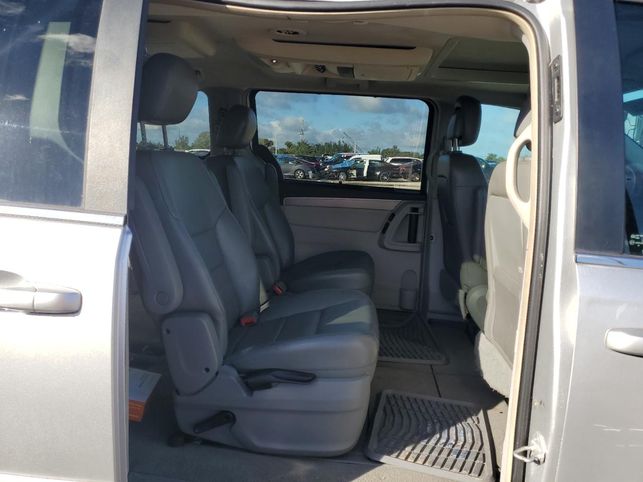 2V4RW5DG9BR658425 2011 Volkswagen Routan Sel