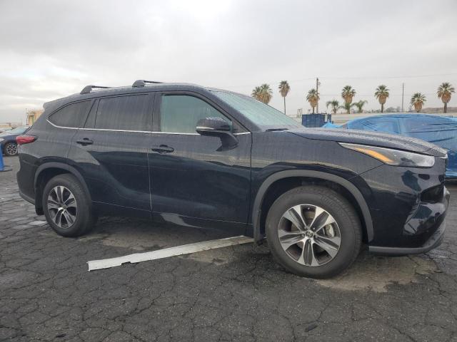 VIN 5TDHZRAH8NS132056 2022 Toyota Highlander, Xle no.4