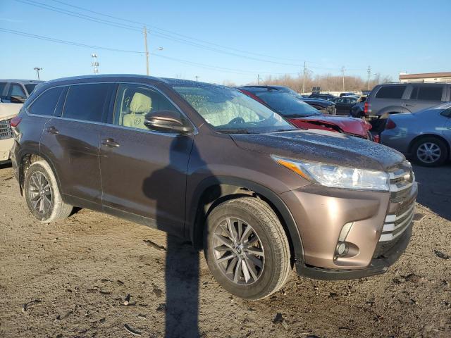 VIN 5TDJZRFHXKS916437 2019 Toyota Highlander, SE no.4