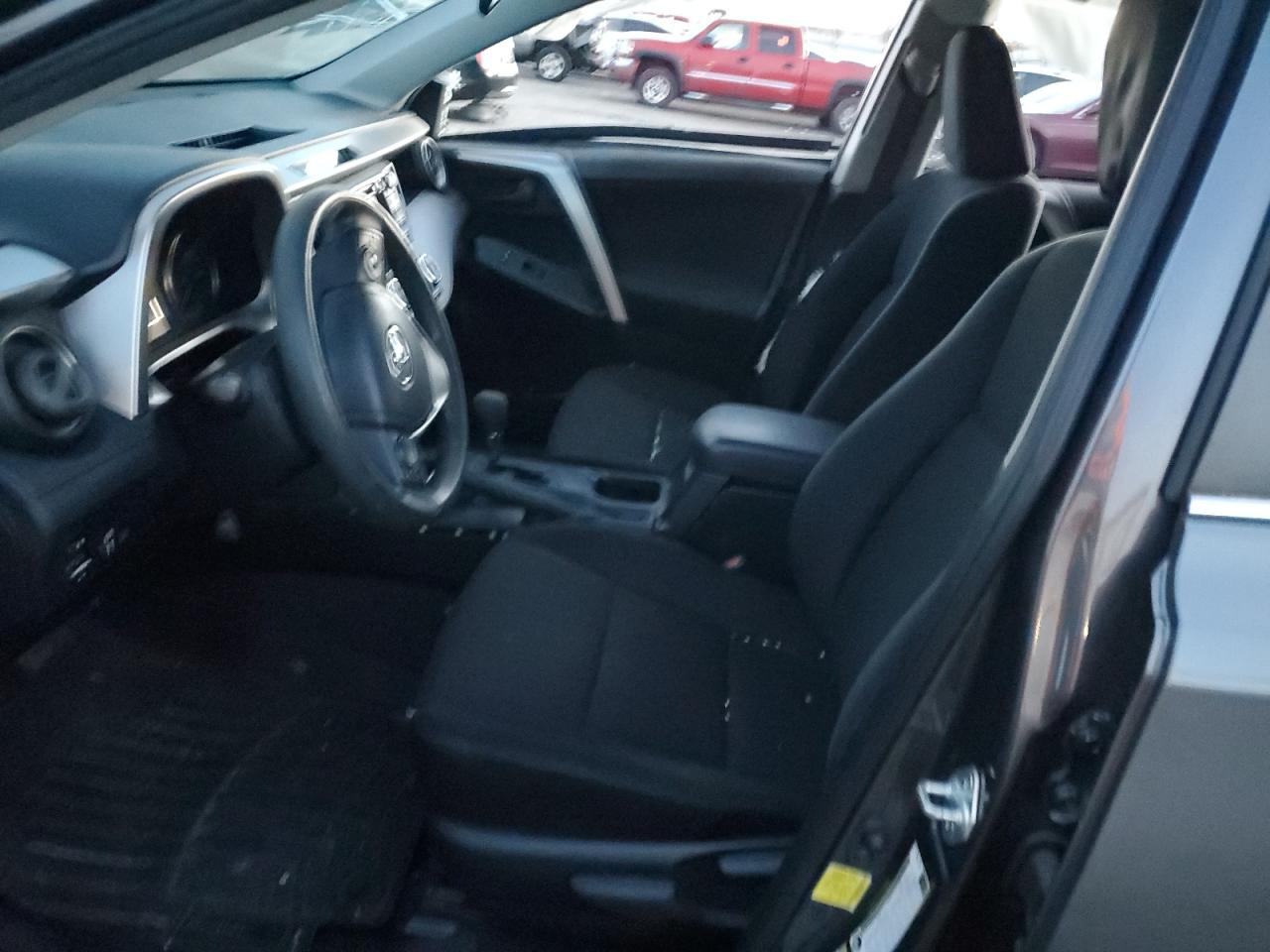 JTMZFREV0JJ739783 2018 Toyota Rav4 Le