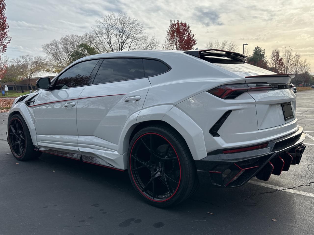 2019 Lamborghini Urus vin: ZPBUA1ZL0KLA00852