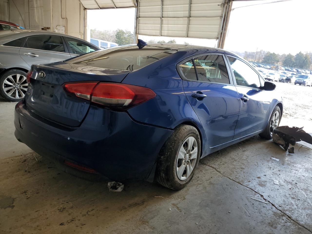 2018 Kia Forte Lx vin: 3KPFK4A75JE258465