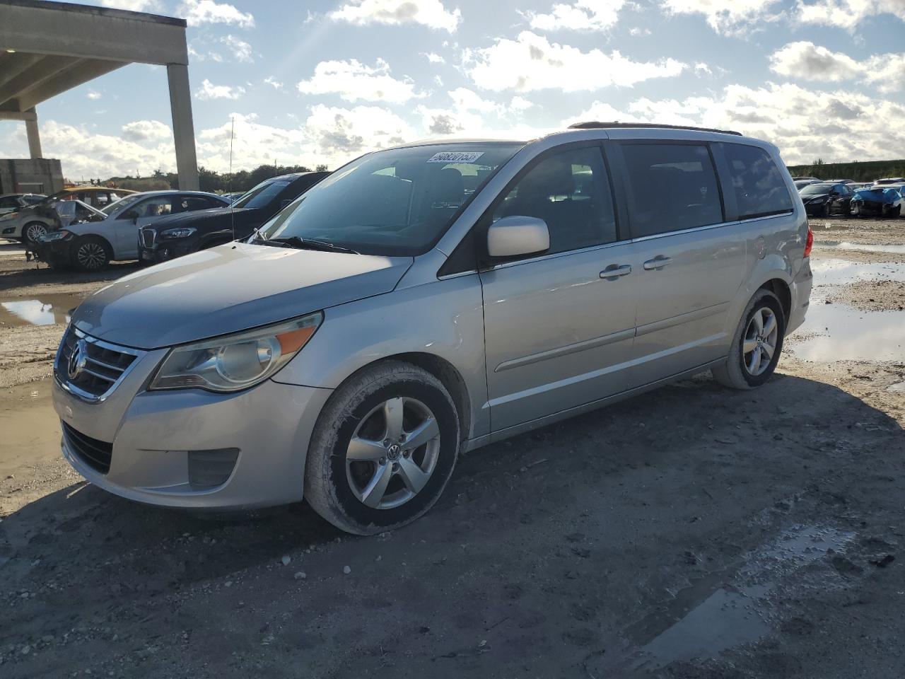 2V4RW5DG9BR658425 2011 Volkswagen Routan Sel