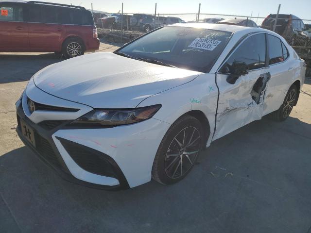 Lot #2441170565 2023 TOYOTA CAMRY SE N salvage car