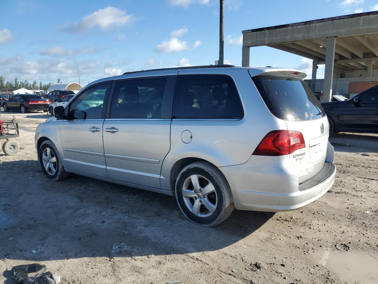 2V4RW5DG9BR658425 2011 Volkswagen Routan Sel