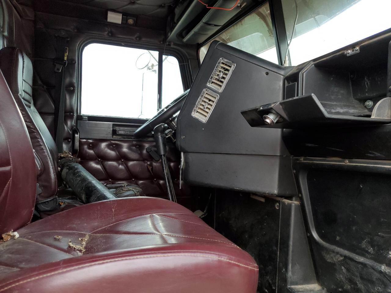 Lot #3290266244 1998 FREIGHTLINER CONVENTION