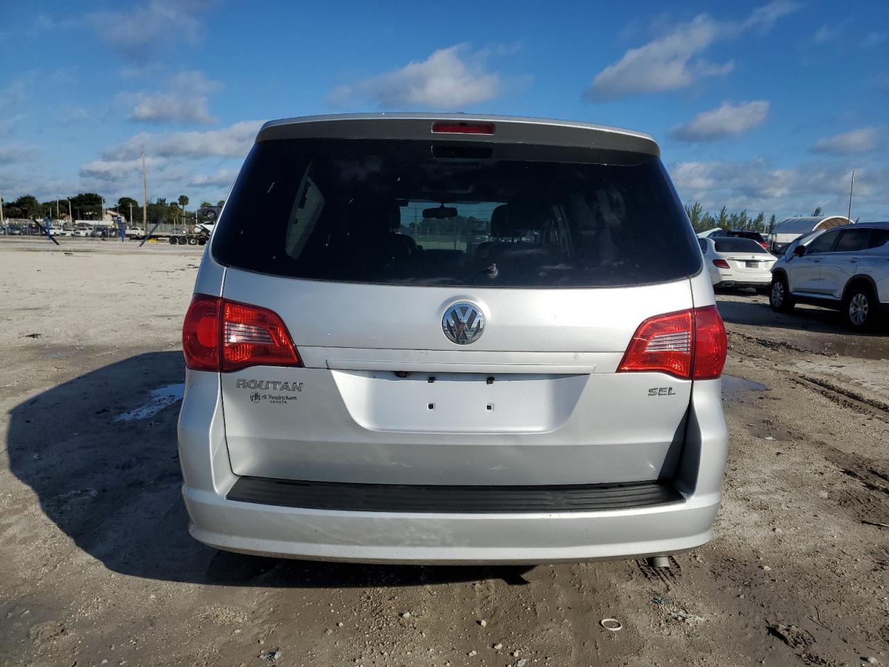 2V4RW5DG9BR658425 2011 Volkswagen Routan Sel
