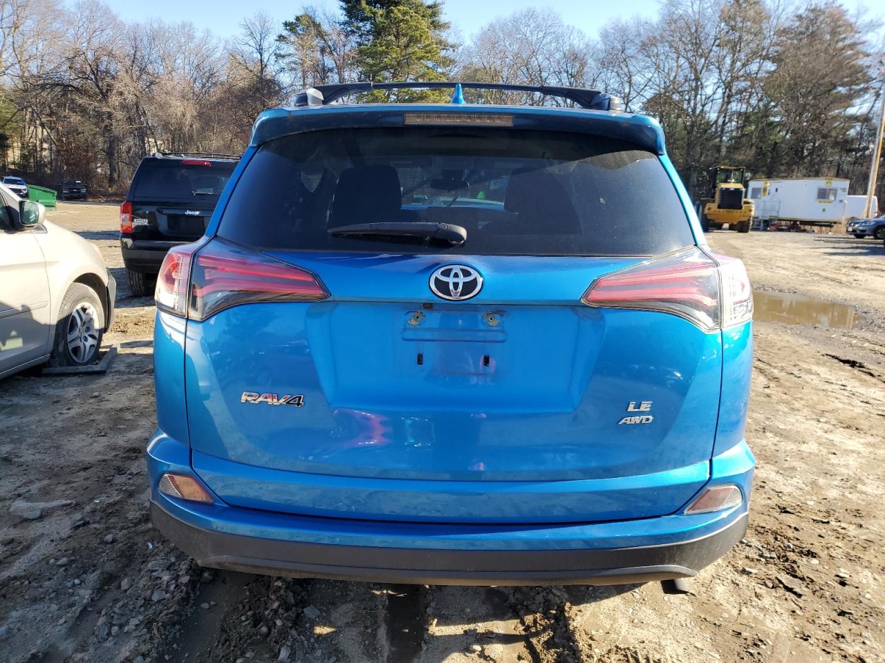 JTMBFREV2JJ198737 2018 Toyota Rav4 Le