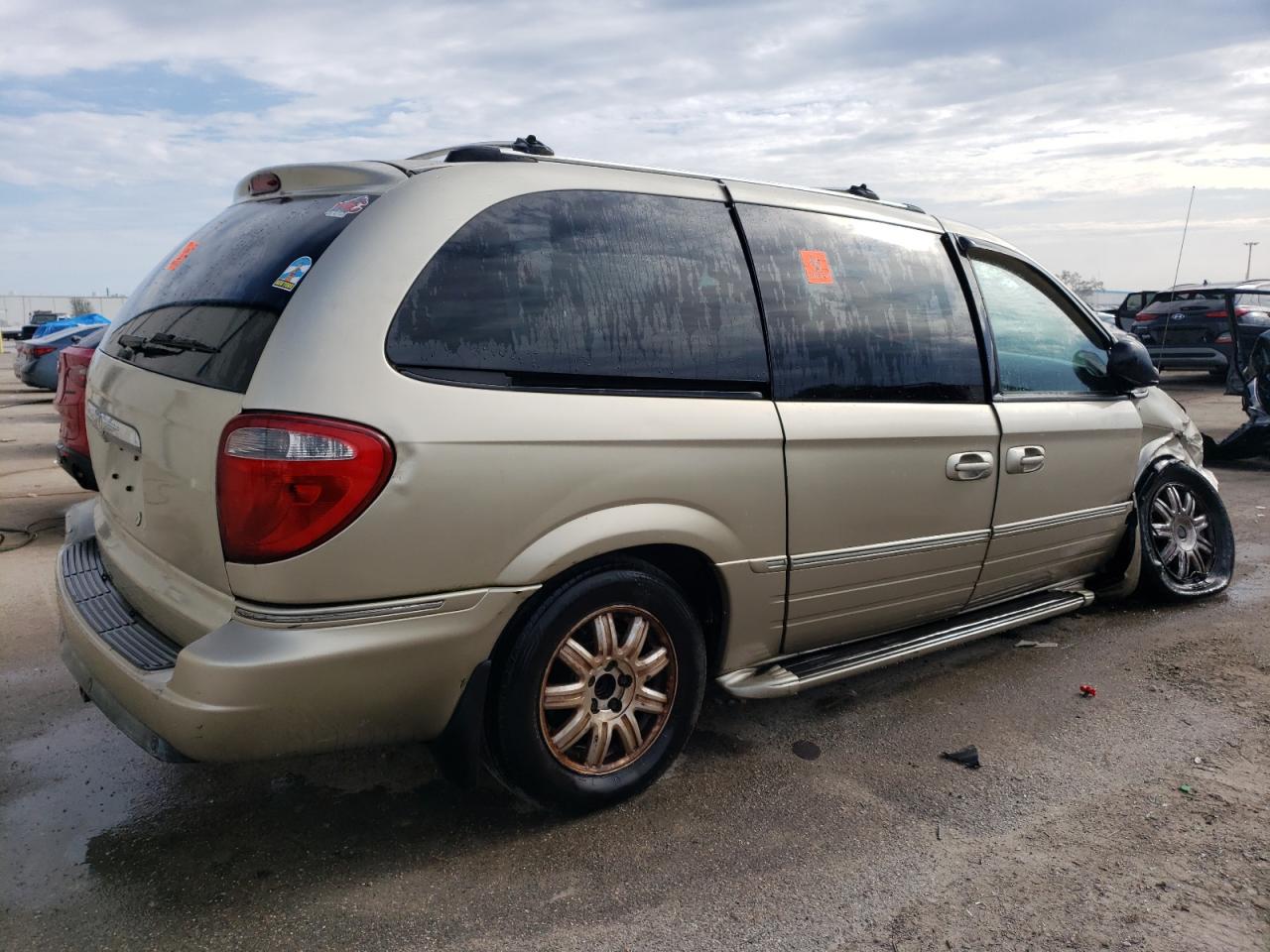 Lot #2977046649 2005 CHRYSLER TOWN & COU