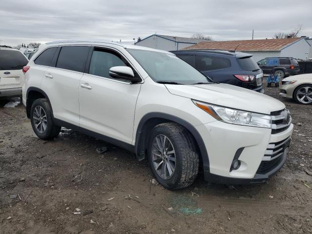 VIN 5TDKZRFH8KS553835 2019 Toyota Highlander, SE no.4