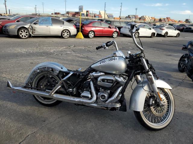 HARLEY-DAVIDSON FLHX STREE 2017 silver  gas 1HD1KBC19HB692370 photo #1